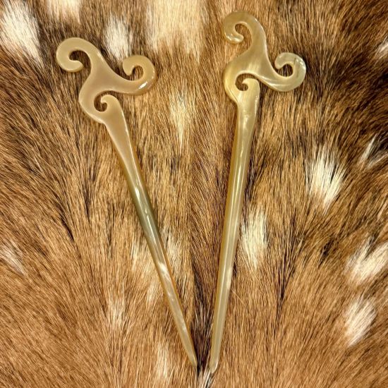 Sierlijke, handgemaakte buffelhoorn haarpin. Diverse tintjes. Glanzend, lichtgewicht.