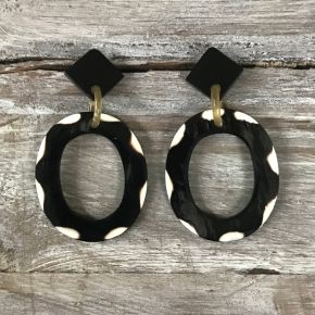 Handgemaakte oorbellen buffelhoorn+stud . Polkadot. Glans finish. Zeer licht in gewicht.