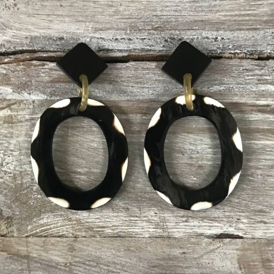 Handgemaakte oorbellen buffelhoorn+stud . Polkadot. Glans finish. Zeer licht in gewicht.