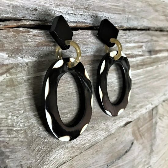 Handgemaakte oorbellen buffelhoorn+stud . Polkadot. Glans finish. Zeer licht in gewicht.