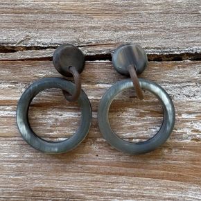 Prachtige buffelhoorn oorbellen Ø 3 cm. Totale lengte 4.5 cm. Gevarieerde tintjes. Mat. Lichtgewicht.