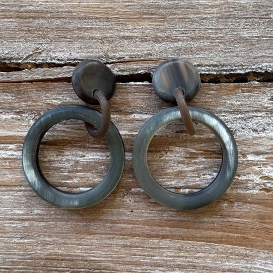 Prachtige buffelhoorn oorbellen Ø 3 cm. Totale lengte 4.5 cm. Gevarieerde tintjes. Mat. Lichtgewicht.