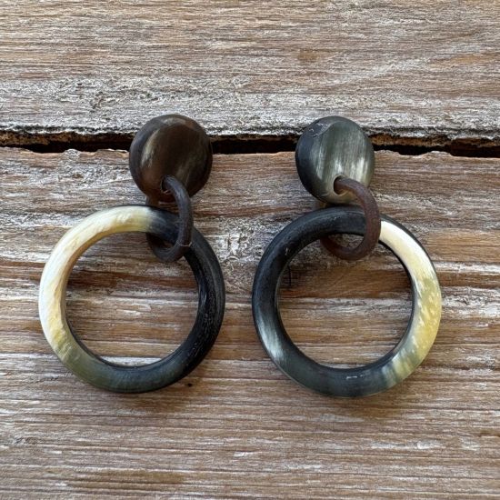 Prachtige buffelhoorn oorbellen Ø 3 cm. Totale lengte 4.5 cm. Gevarieerde tintjes. Mat. Lichtgewicht.