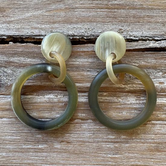 Prachtige buffelhoorn oorbellen Ø 3 cm. Totale lengte 4.5 cm. Gevarieerde tintjes. Mat. Lichtgewicht.