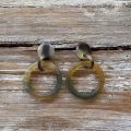 Prachtige buffelhoorn oorbellen Ø 3 cm. Totale lengte 4.5 cm. Gevarieerde tintjes. Mat. Lichtgewicht.