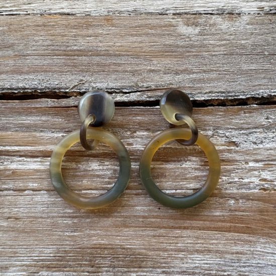 Prachtige buffelhoorn oorbellen Ø 3 cm. Totale lengte 4.5 cm. Gevarieerde tintjes. Mat. Lichtgewicht.