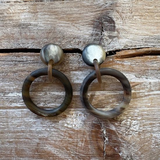 Prachtige buffelhoorn oorbellen Ø 3 cm. Totale lengte 4.5 cm. Gevarieerde tintjes. Mat. Lichtgewicht.