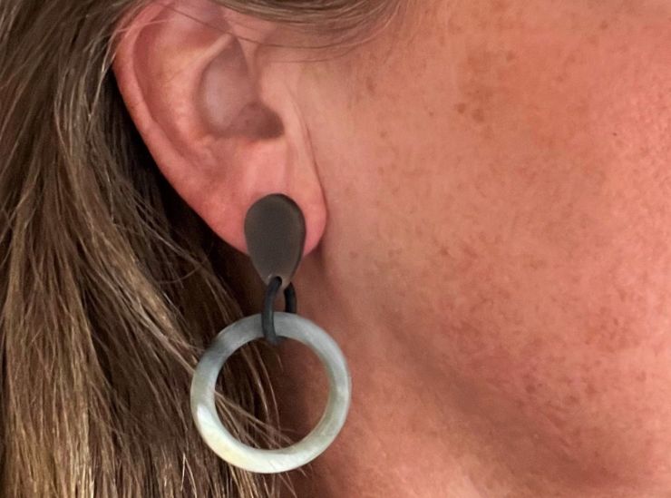 Prachtige buffelhoorn oorbellen Ø 3 cm. Totale lengte 4.5 cm. Gevarieerde tintjes. Mat. Lichtgewicht.