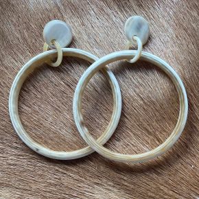 Handgemaakte creolen buffelhoorn Ø 6 cm. Witte , blonde tintjes. Glans finish, totale lengte 8 cm.  Licht in gewicht.