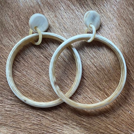 Handgemaakte creolen buffelhoorn Ø 6 cm. Witte , blonde tintjes. Glans finish, totale lengte 8 cm.  Licht in gewicht.