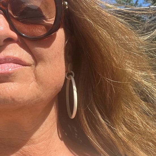 Handgemaakte creolen buffelhoorn Ø 6 cm. Witte , blonde tintjes. Glans finish, totale lengte 8 cm.  Licht in gewicht.