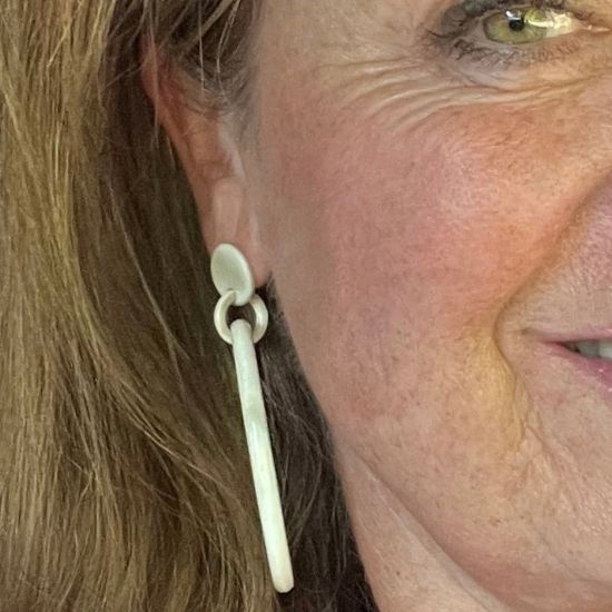 Handgemaakte creolen buffelhoorn Ø 6 cm. Witte , blonde tintjes. Glans finish, totale lengte 8 cm.  Licht in gewicht.