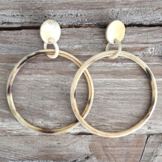 Handgemaakte creolen buffelhoorn Ø 6 cm. Witte , blonde tintjes. Glans finish, totale lengte 8 cm.  Licht in gewicht.