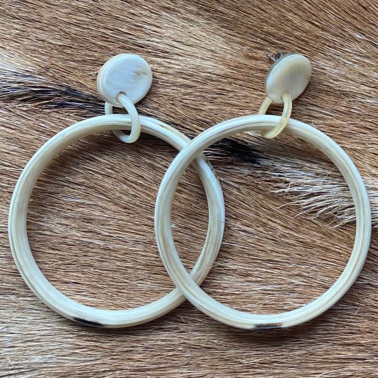 Handgemaakte creolen buffelhoorn Ø 6 cm. Witte , blonde tintjes. Glans finish, totale lengte 8 cm.  Licht in gewicht.