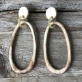 Handgemaakte oorbellen buffelhoorn 8 x 3 cm. Variaties in kleuren. Matte finish. Licht in gewicht.