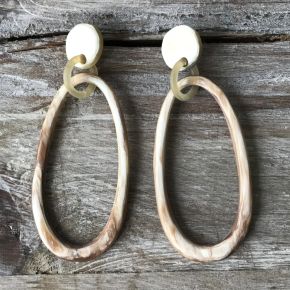 Handgemaakte oorbellen buffelhoorn 8 x 3 cm. Variaties in kleuren. Matte finish. Licht in gewicht.