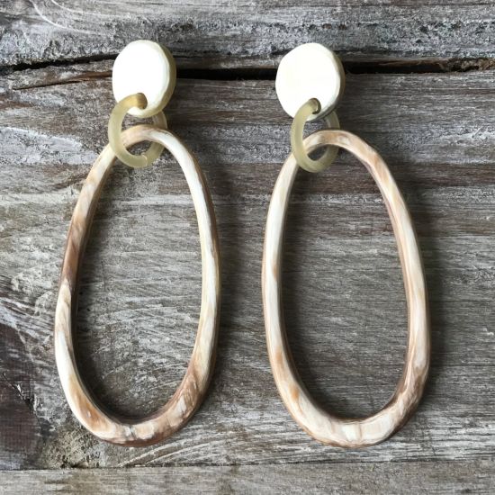Handgemaakte oorbellen buffelhoorn 8 x 3 cm. Variaties in kleuren. Matte finish. Licht in gewicht.