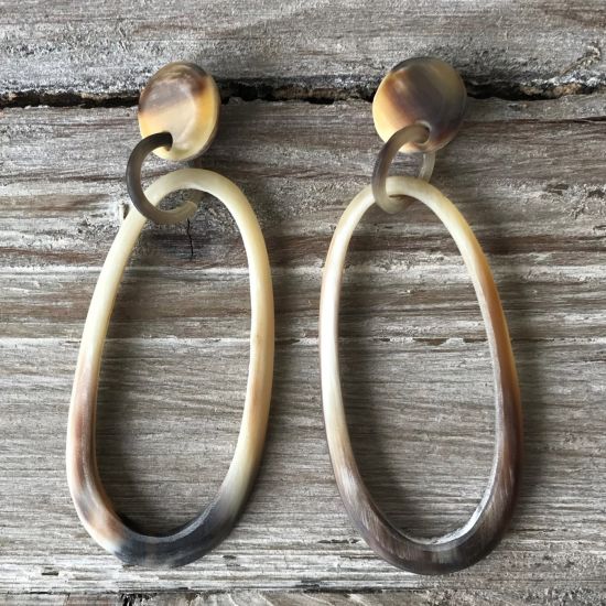 Handgemaakte oorbellen buffelhoorn 8 x 3 cm. Variaties in kleuren. Matte finish. Licht in gewicht.