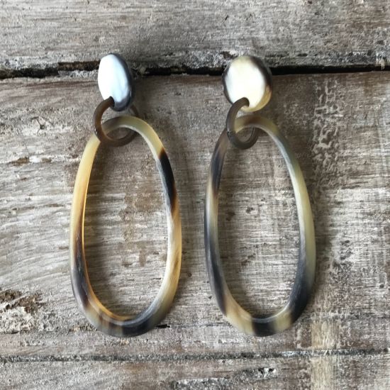 Handgemaakte oorbellen buffelhoorn 8 x 3 cm. Variaties in kleuren. Matte finish. Licht in gewicht.