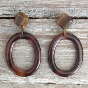 Handgemaakte buffelhoorn oorbellen.4.5x3,9cm Glans finish. Lichtgewicht.