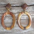 Handgemaakte buffelhoorn oorbellen.4.5x3,9cm Glans finish. Lichtgewicht.
