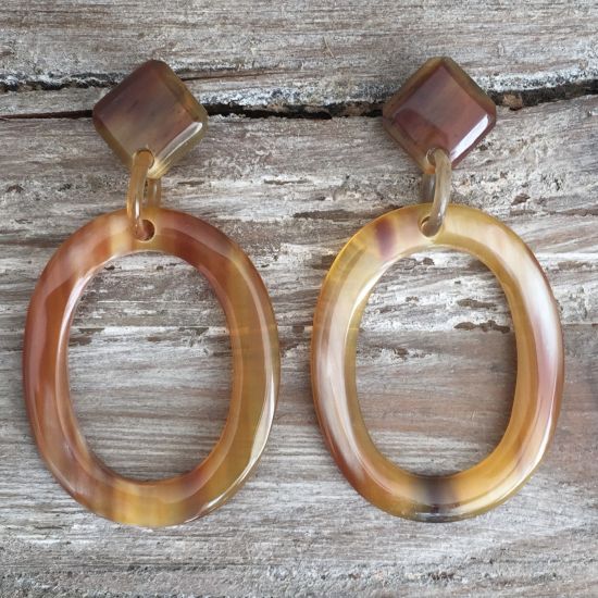 Handgemaakte buffelhoorn oorbellen.4.5x3,9cm Glans finish. Lichtgewicht.