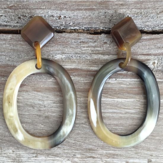 Handgemaakte buffelhoorn oorbellen.4.5x3,9cm Glans finish. Lichtgewicht.