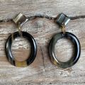 Handgemaakte buffelhoorn oorbellen.4.5x3,9cm Glans finish. Lichtgewicht.
