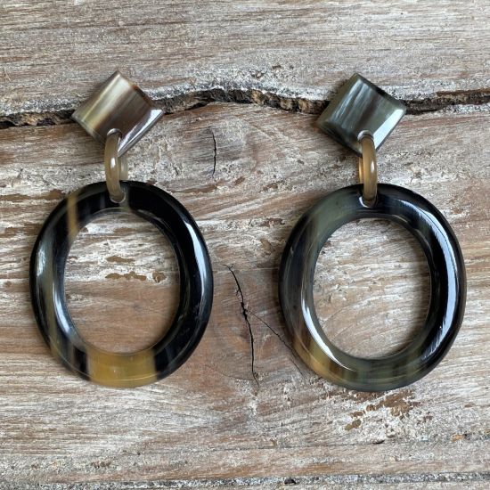 Handgemaakte buffelhoorn oorbellen.4.5x3,9cm Glans finish. Lichtgewicht.