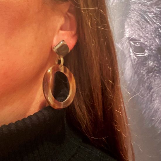 Handgemaakte buffelhoorn oorbellen.4.5x3,9cm Glans finish. Lichtgewicht.