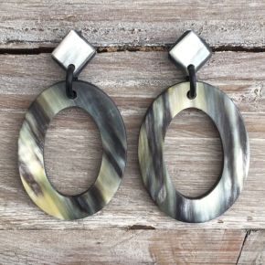 Handgemaakte oorbellen buffelhoorn+stud  8 x 4 cm. Mat. Basis zwart hoorn, Zeer licht in gewicht.