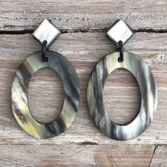 Handgemaakte oorbellen buffelhoorn+stud  8 x 4 cm. Mat. Basis zwart hoorn, Zeer licht in gewicht.