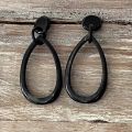 Handgemaakte oorbellen buffelhoorn. Zwart geaderd. Glans finish. Zeer licht in gewicht. 7 x 3 cm.