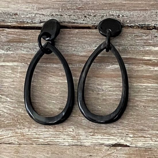 Handgemaakte oorbellen buffelhoorn. Zwart geaderd. Glans finish. Zeer licht in gewicht. 7 x 3 cm.