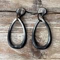 Handgemaakte oorbellen buffelhoorn. Zwart geaderd. Glans finish. Zeer licht in gewicht. 7 x 3 cm.