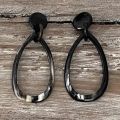 Handgemaakte oorbellen buffelhoorn. Zwart geaderd. Glans finish. Zeer licht in gewicht. 7 x 3 cm.
