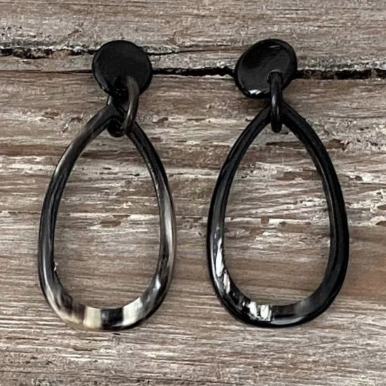 Handgemaakte oorbellen buffelhoorn. Zwart geaderd. Glans finish. Zeer licht in gewicht. 7 x 3 cm.