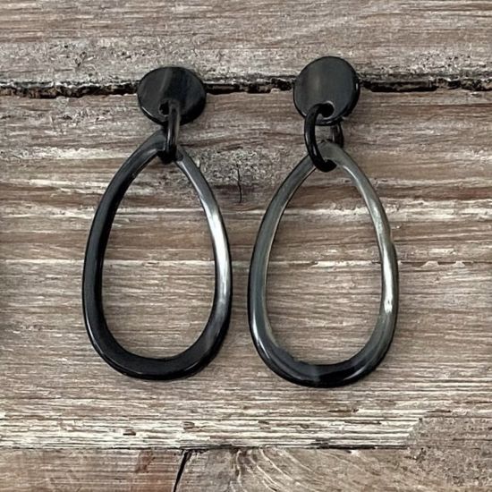 Handgemaakte oorbellen buffelhoorn. Zwart geaderd. Glans finish. Zeer licht in gewicht. 7 x 3 cm.