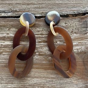 Ovale schakeloorbellen. Buffelhoorn 7cm x 3.4cm. Bruine, matte finish. Zeer licht in gewicht.