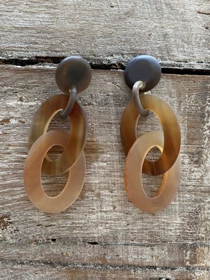 Ovale schakeloorbellen. Buffelhoorn 7cm x 3.4cm. Bruine, matte finish. Zeer licht in gewicht.