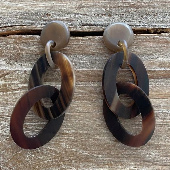 Ovale schakeloorbellen. Buffelhoorn 7cm x 3.4cm. Bruine, matte finish. Zeer licht in gewicht.