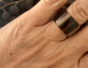 Handgemaakte buffelhoorn ring, in gevarieerde tintjes. +/- 1.5 cm. Glans finish. Lichtgewicht.