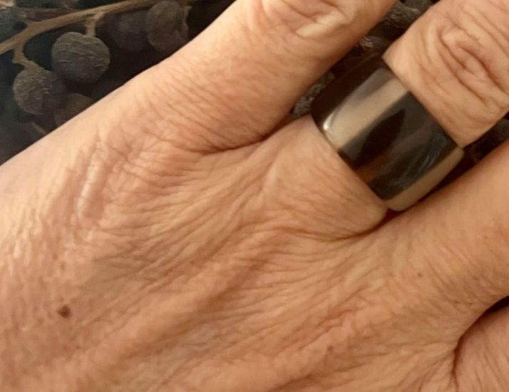 Handgemaakte buffelhoorn ring, in gevarieerde tintjes. +/- 1.5 cm. Glans finish. Lichtgewicht.