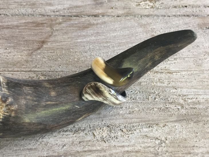 Handgemaakte gedraaide buffelhoorn ring, various colors, hoog 3.0 cm shiny finish. Lichtgewicht