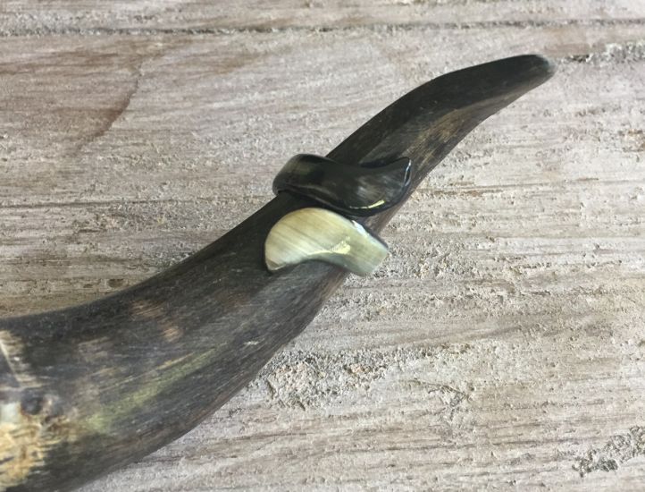 Handgemaakte gedraaide buffelhoorn ring, various colors, hoog 3.0 cm shiny finish. Lichtgewicht