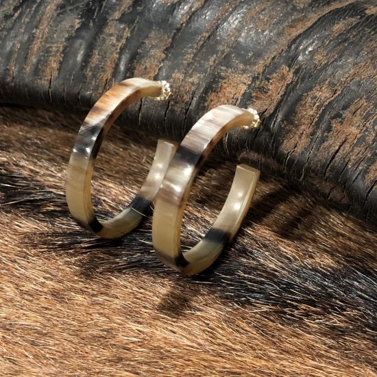 Creolen buffelhoorn 4 - 4.5cm, variaties in kleur. Glans finish. Lichtgewicht.