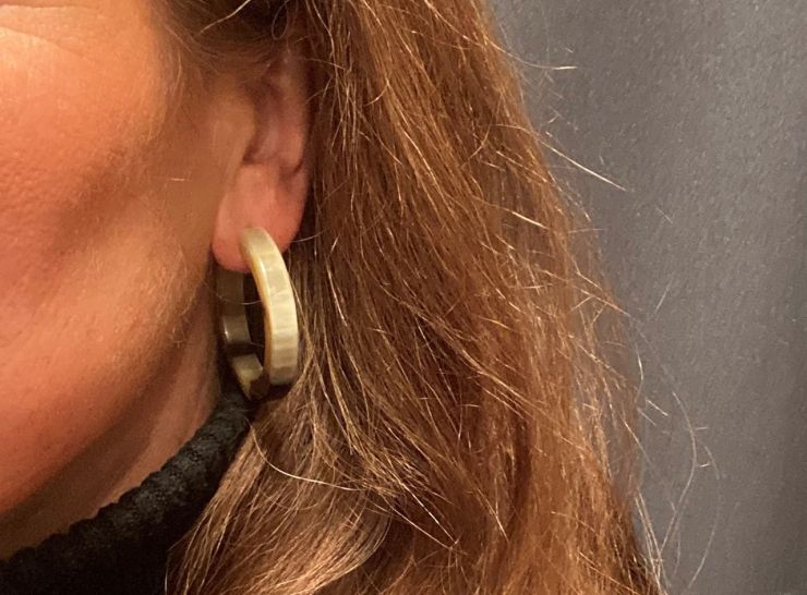 Creolen buffelhoorn 4 - 4.5cm, variaties in kleur. Glans finish. Lichtgewicht.