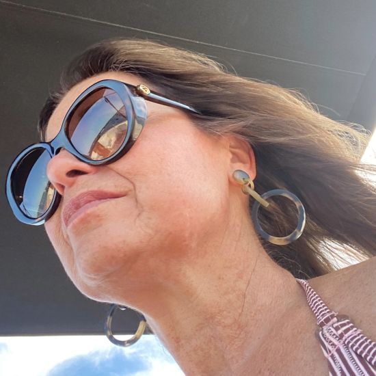 Ronde buffelhoorn schakeloorbellen Lengte 5.5-7cm. Gevarieerde tintjes, matte finish. Superlicht.