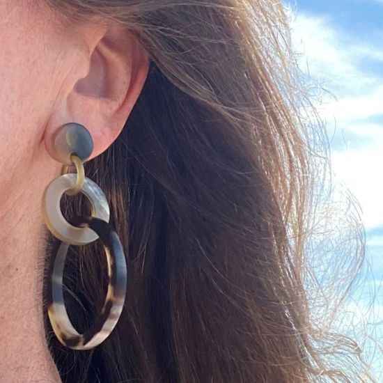 Ronde buffelhoorn schakeloorbellen Lengte 5.5-7cm. Gevarieerde tintjes, matte finish. Superlicht.