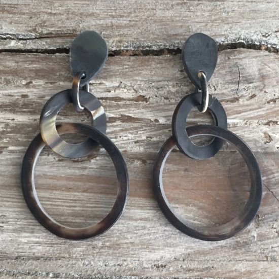 Ronde buffelhoorn schakeloorbellen Lengte 5.5-7cm. Gevarieerde tintjes, matte finish. Superlicht.